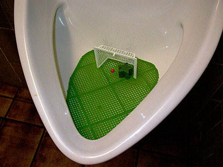 toilette-but Football Humour